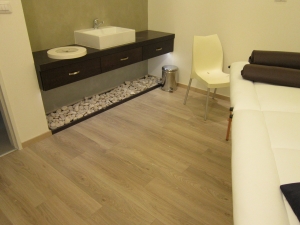רצפת פרקט עץ אלון לחדר אמבטיה